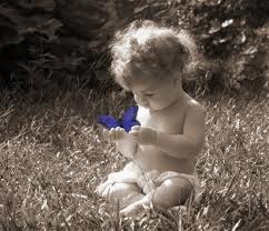 bambino con farfalla